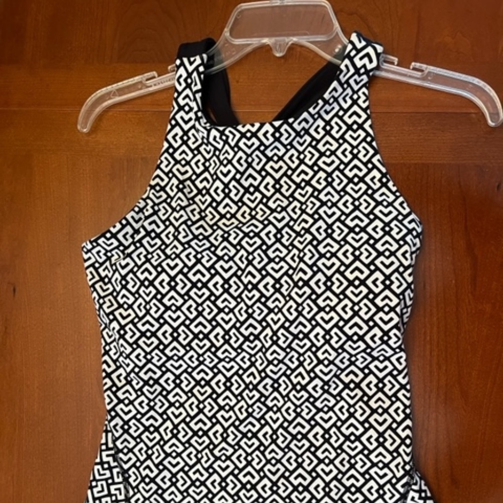LUCY Black+White Tank Size M